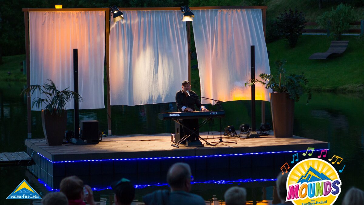 Charlie Glass | © Andreas Kirschner Viele Zuhörer beim Mounds Konzert von Charlie Glass in Serfaus Fiss Ladis in Tirol | © Andreas Kirschner