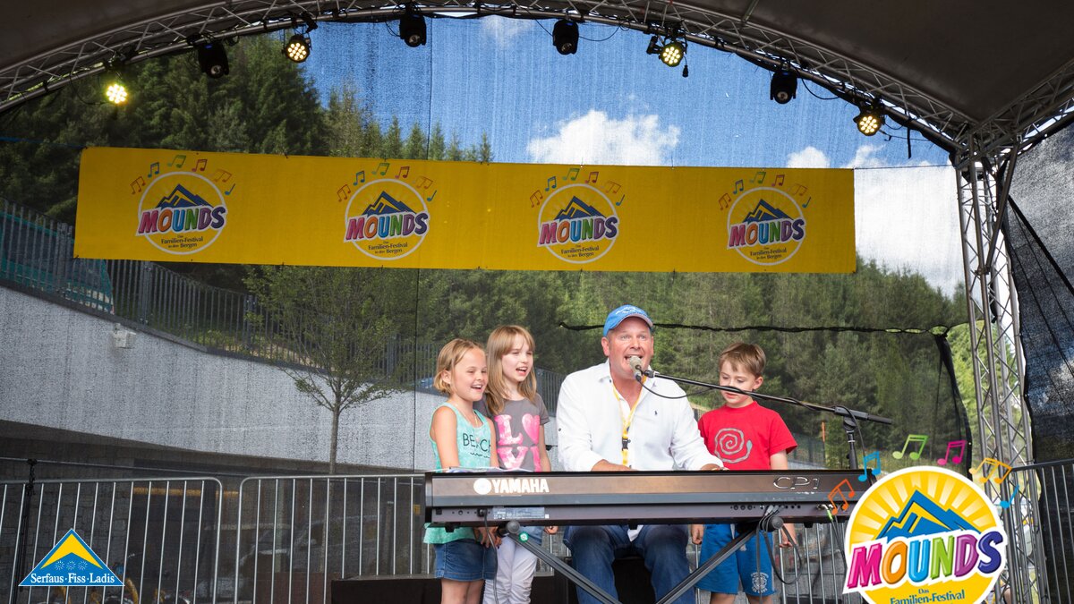 Charlie Glass | © Andreas Kirschner Charlie Glass singt mit den Kindern beim Mounds Konzert in Serfaus Fiss Ladis in Tirol | © Andreas Kirschner