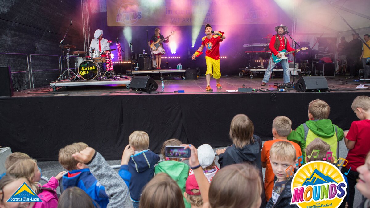 Donikkl | © Andreas Kirschner Viele begeisterte Zuhörer beim Mounds Konzert von Donikkl in Serfaus Fiss Ladis in Tirol | © Andreas Kirschner