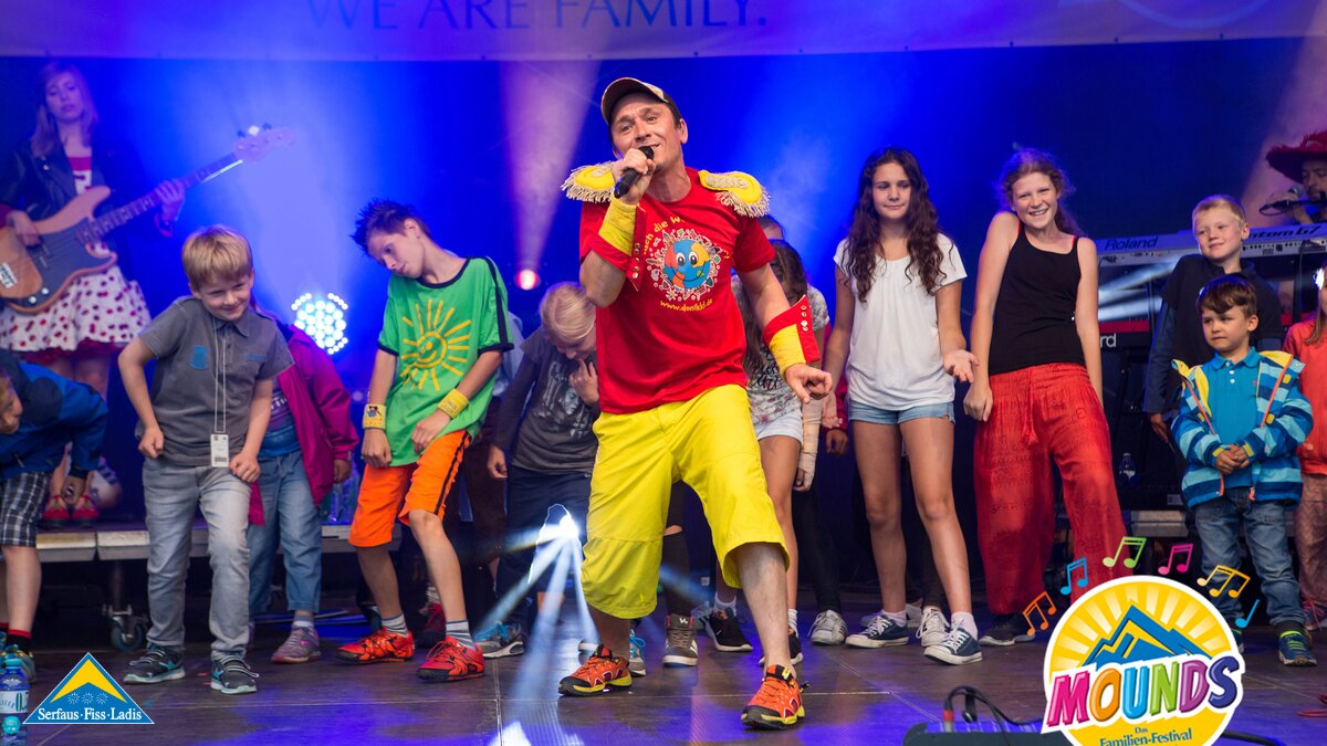 Donikkl | © Andreas Kirschner Viele Kinder singen mit Donikkl beim Mounds Konzert in Serfaus Fiss Ladis in Tirol | © Andreas Kirschner