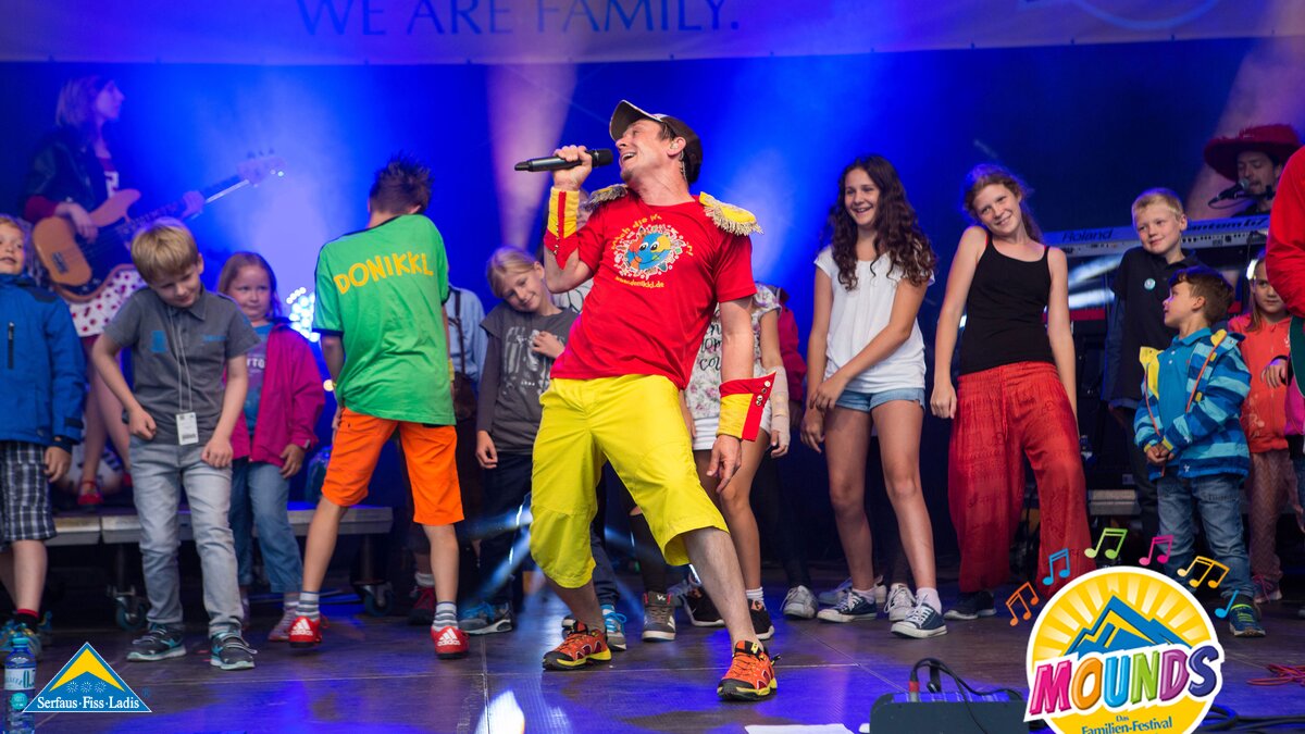 Donikkl | © Andreas Kirschner Viele Kinder singen mit Donikkl beim Mounds Konzert in Serfaus Fiss Ladis in Tirol | © Andreas Kirschner