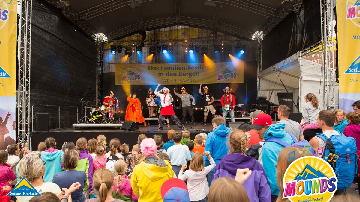 Donikkl | © Andreas Kirschner Viele Zuhörer beim Mounds Konzert von Donikkl in Serfaus Fiss Ladis in Tirol | © Andreas Kirschner