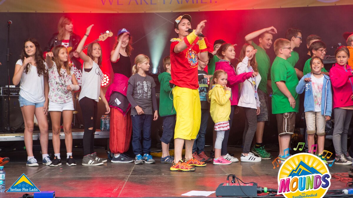 Donikkl | © Andreas Kirschner Viele Kinder beim Mounds Konzert von Donikkl in Serfaus Fiss Ladis in Tirol | © Andreas Kirschner