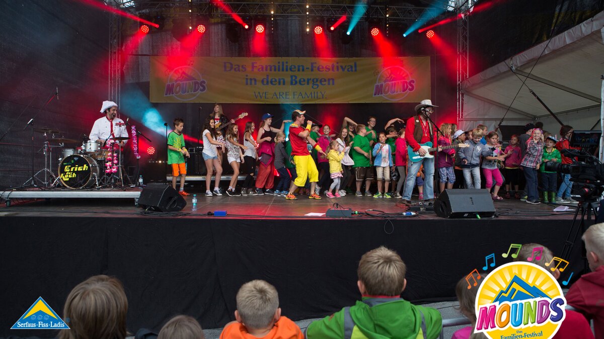 Donikkl | © Andreas Kirschner Viele Kinder beim Mounds Konzert von Donikkl in Serfaus Fiss Ladis in Tirol | © Andreas Kirschner