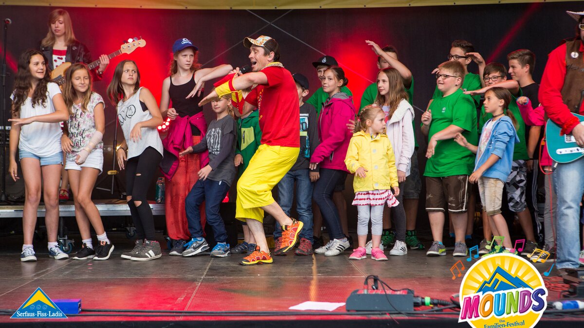 Donikkl | © Andreas Kirschner Viele Kinder beim Mounds Konzert von Donikkl in Serfaus Fiss Ladis in Tirol | © Andreas Kirschner