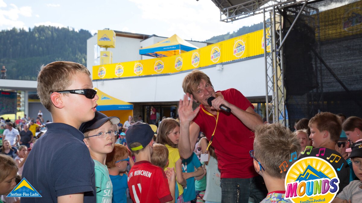 Frank und seine Freunde | © Andreas Kirschner Viele Zuhörer beim Mounds Konzert von Frank und seine Freunde in Serfaus Fiss Ladis in Tirol | © Andreas Kirschner