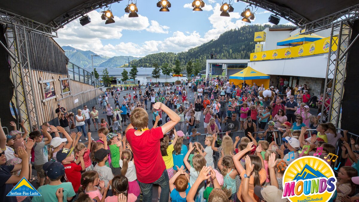 Frank und seine Freunde | © Andreas Kirschner Viele Zuhörer beim Mounds Konzert von Frank und seine Freunde in Serfaus Fiss Ladis in Tirol | © Andreas Kirschner