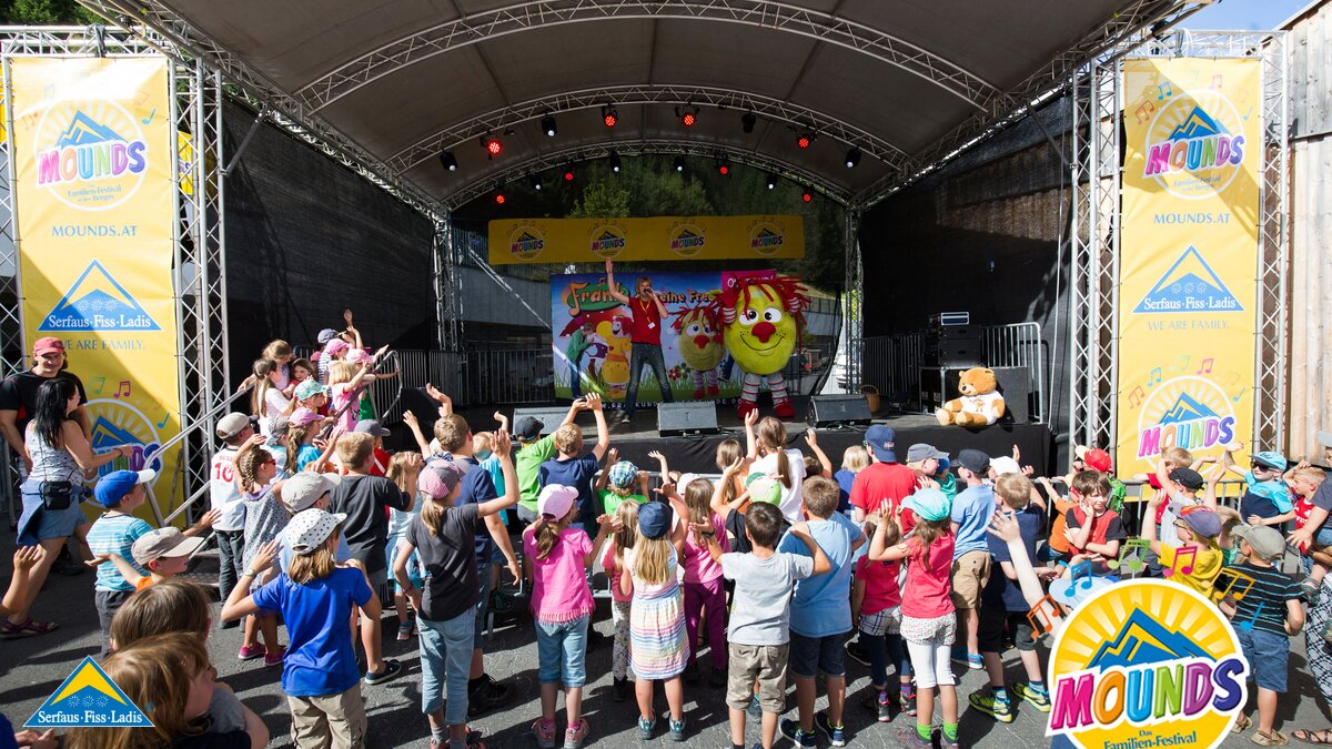 Frank und seine Freunde | © Andreas Kirschner Viele Zuhörer beim Mounds Konzert von Frank und seine Freunde in Serfaus Fiss Ladis in Tirol | © Andreas Kirschner
