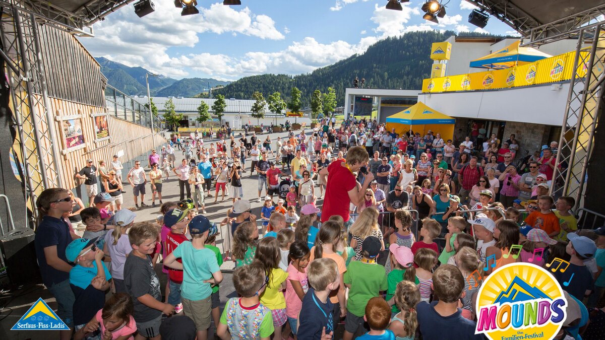 Frank und seine Freunde | © Andreas Kirschner Viele Zuhörer beim Mounds Konzert von Frank und seine Freunde in Serfaus Fiss Ladis in Tirol | © Andreas Kirschner