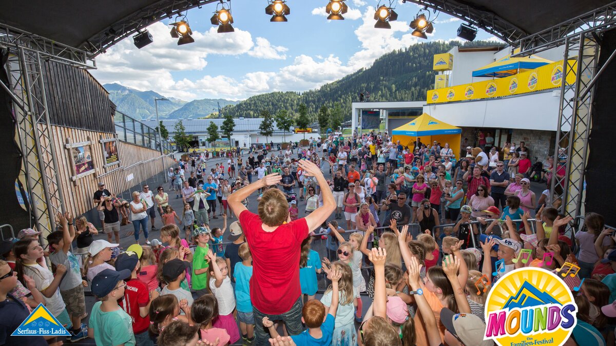 Frank und seine Freunde | © Andreas Kirschner Viele Zuhörer beim Mounds Konzert von Frank und seine Freunde in Serfaus Fiss Ladis in Tirol | © Andreas Kirschner