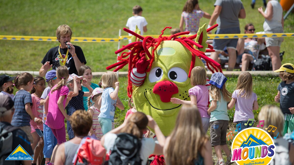 Frank und seine Freunde | © Andreas Kirschner Frank und seine Freunde unterhalten die Kinder beim Mounds Konzert in Serfaus Fiss Ladis in Tirol | © Andreas Kirschner