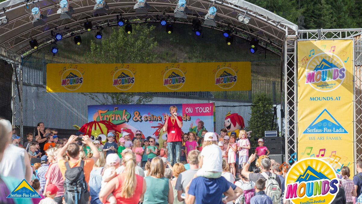 Frank und seine Freunde | © Andreas Kirschner Viele Zuhörer beim Mounds Konzert von Frank und seine Freunde in Serfaus Fiss Ladis in Tirol | © Andreas Kirschner