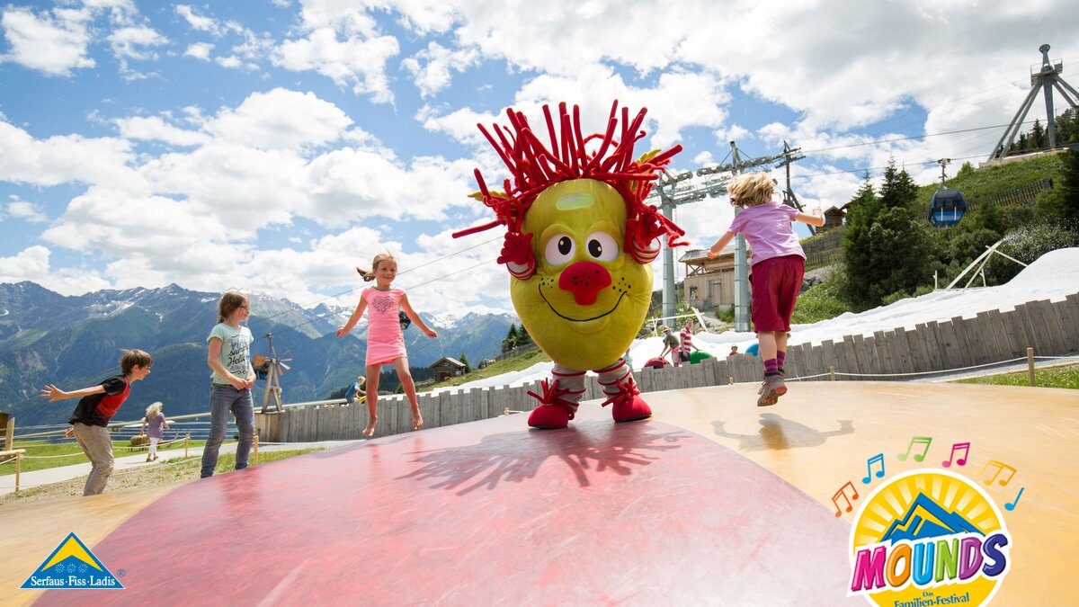 Frank und seine Freunde | © Andreas Kirschner Frank und seine Freunde beim Trampolin springen in Serfaus Fiss Ladis in Tirol | © Andreas Kirschner
