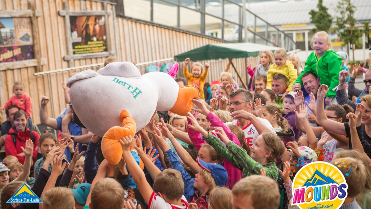 herrH | © Andreas Kirschner Viele begeisterte Kinder beim Mounds Konzert von herrH in Serfaus Fiss Ladis in Tirol | © Andreas Kirschner