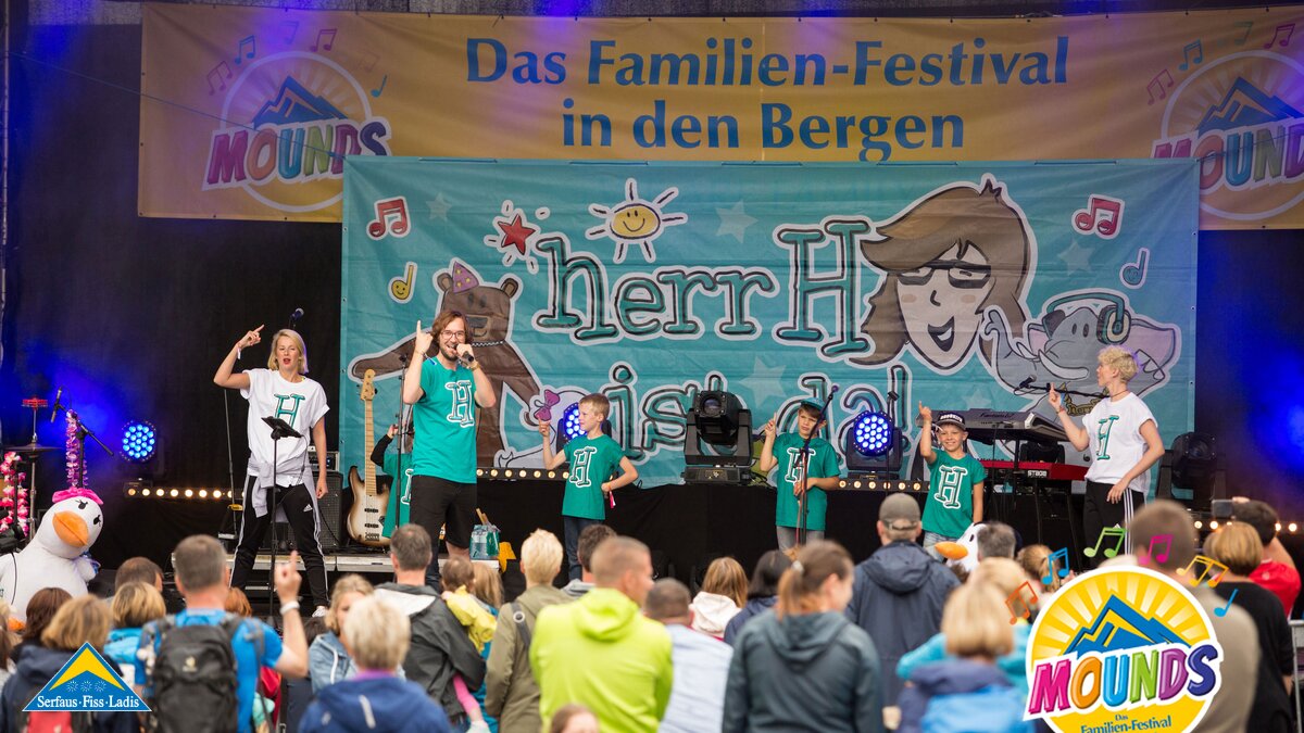 herrH | © Andreas Krischner herrH und sein Team unterhalten die Kinder beim Mounds Konzert in Serfaus Fiss Ladis in Tirol | © Andreas Krischner