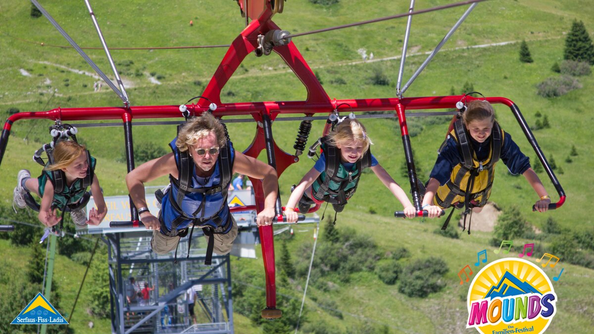 Mirkos Liederbande | © Andreas Kirschner Mirkos Liederbande testete den Fisser Flieger auf der Möseralm beim Mounds in Serfaus Fiss Ladis in Tirol | © Andreas Kirschner