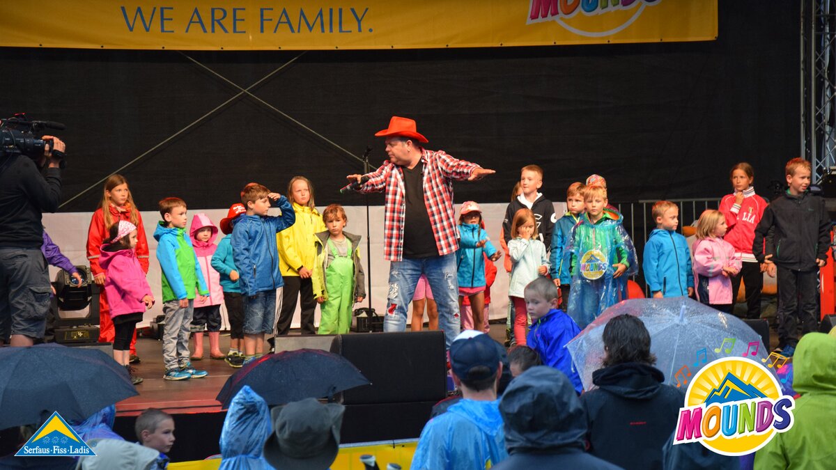 Alle mitmachen | © Serfaus Fiss Ladis Markus Becker und die Beuscher singen und tanzen gemeinsam beim MOUNDS Familienkonzert in den Tiroler Bergen von Serfaus Fiss Ladis in Österreich | © Serfaus Fiss Ladis