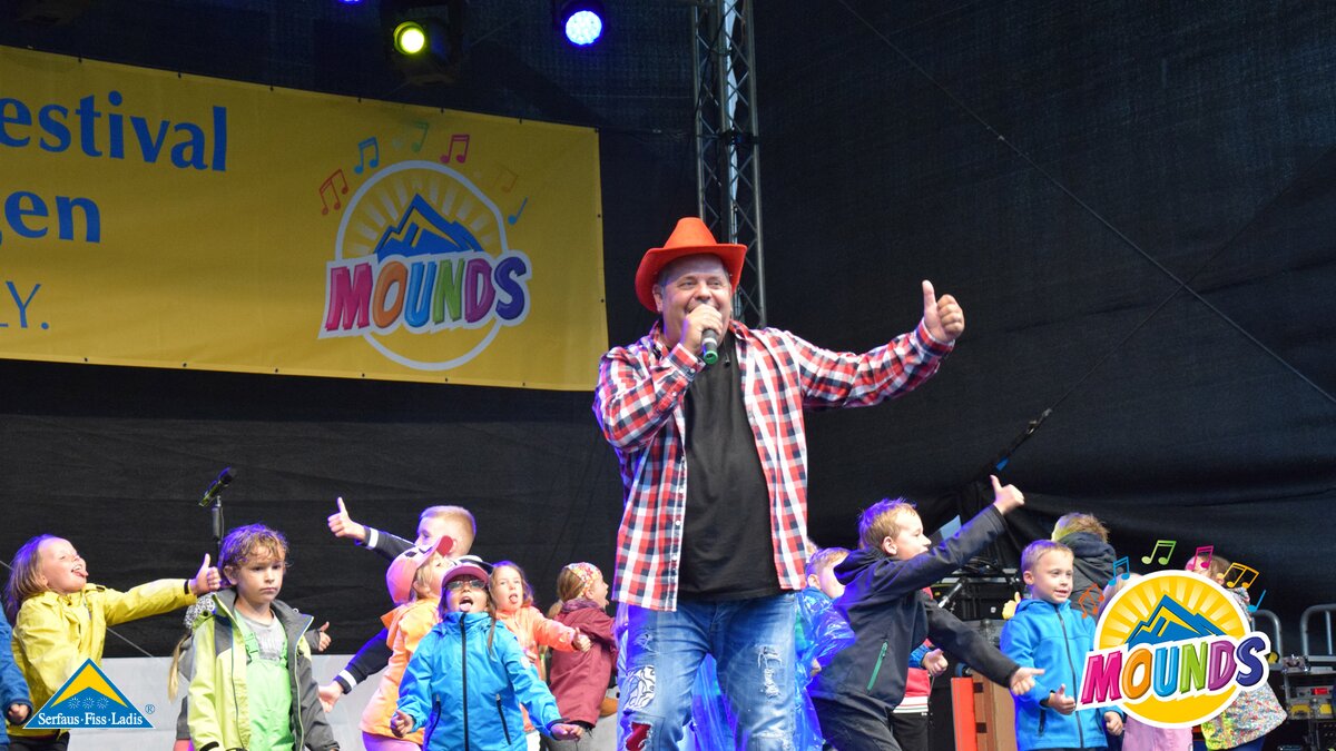 Daumen hoch von Markus Becker | © Serfaus Fiss Ladis Daumen hoch von Markus Becker während MOUNDS - Dem Musikfestival für die ganze Familie in Serfaus Fiss Ladis in Tirol | © Serfaus Fiss Ladis