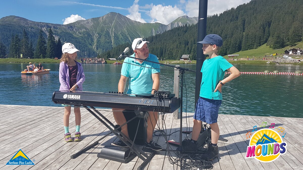 Singen mit Charlie Glass | © Serfaus Fiss Ladis Bekannte Songs umtexten und singen mit Charlie Glass im Erlebnispark Hög in Serfaus Fiss Ladis stand am MOUNDS Workshop Programm in Tirol | © Serfaus Fiss Ladis