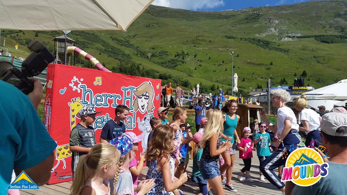 Tanzen mit herrH | © Serfaus Fiss Ladis Tanzen mit herrH bei MOUNDS - Dem Musikfestival für die ganze Familie in Serfaus Fiss Ladis in Tirol | © Serfaus Fiss Ladis
