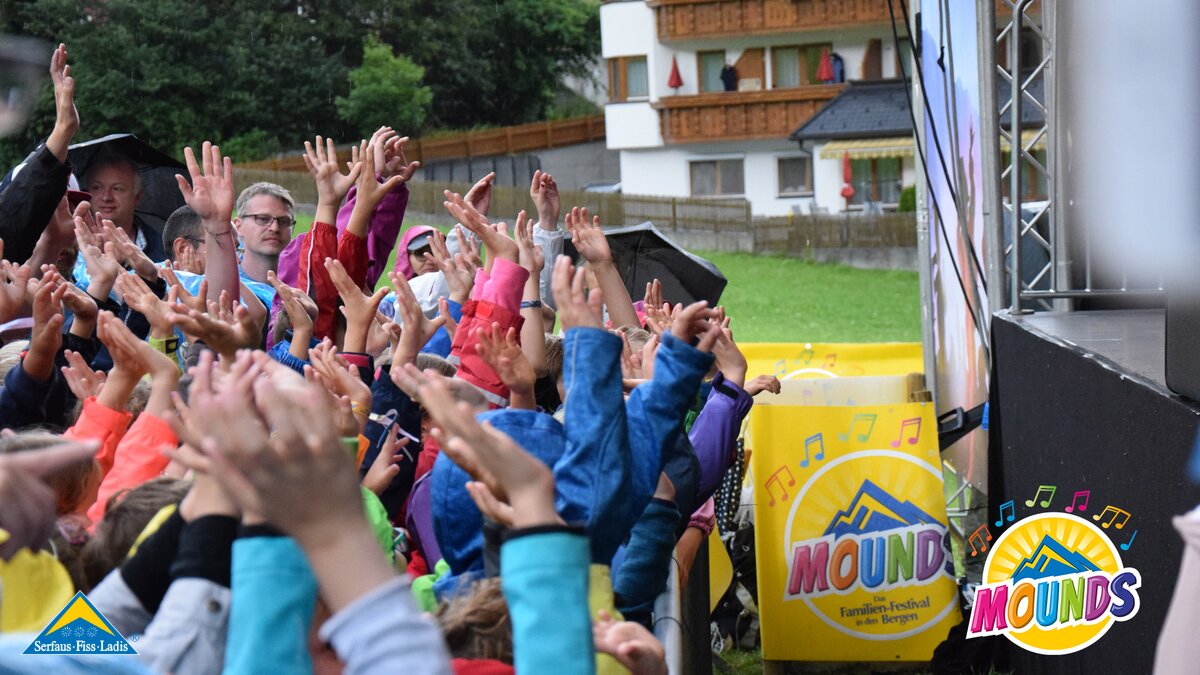 Begeisterte Konzertbesucher | © Serfaus Fiss Ladis Begeisterte Konzertbesucher beim MOUNDS Konzert von herrH in Serfaus Fiss Ladis in Tirol | © Serfaus Fiss Ladis