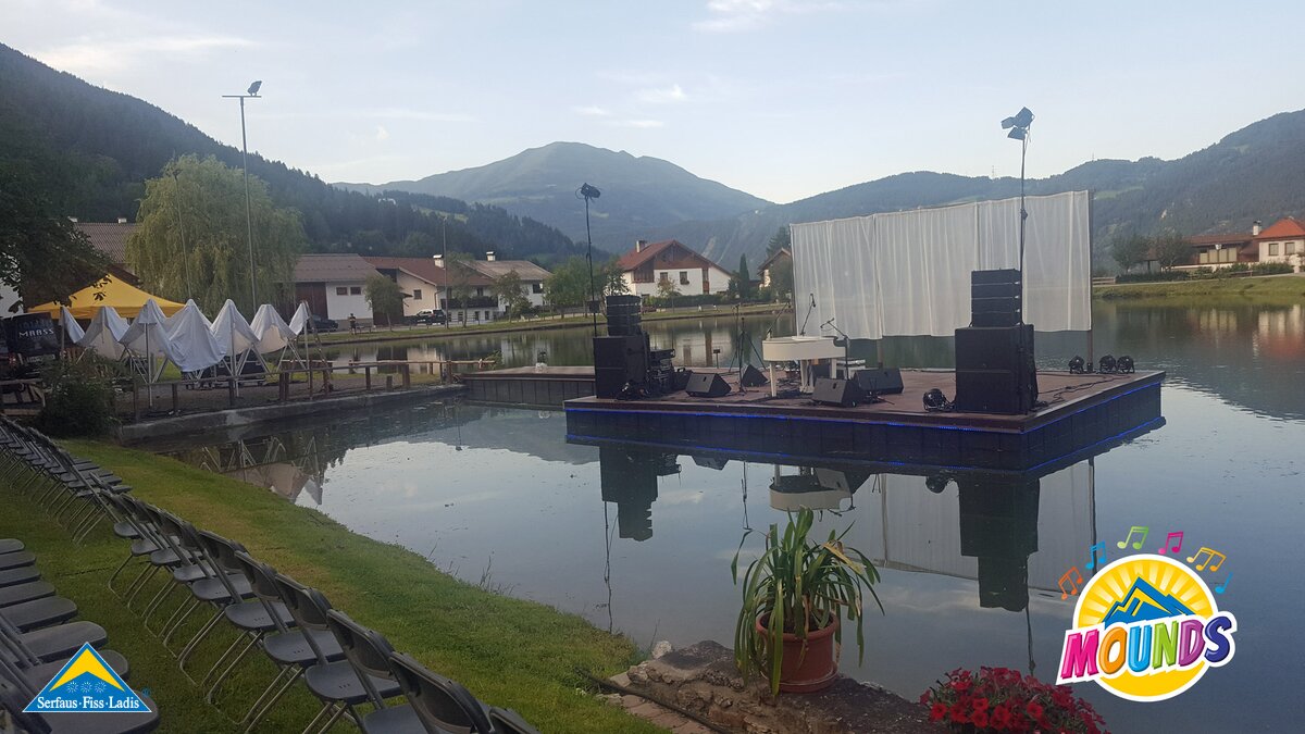 Sun Downer am Lader Weiher | © Serfaus Fiss Ladis MOUNDS Sun Downer Konzert mit Charlie Glass am Lader Weiher in Serfaus Fiss Ladis in Tirol | © Serfaus Fiss Ladis