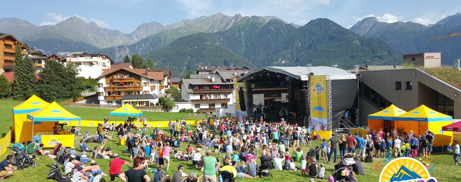 Das Festivalgelände mit der MOUNDS Bühne in Serfaus Fiss Ladis in den Tiroler Bergen | © Serfaus Fiss Ladis
