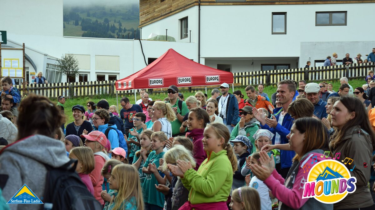Alle klatschen mit | © Serfaus Fiss Ladis Alle Besucher klatschen und tanzen beim Konzert von 3Berlin und herrH mit auf der MOUNDS Festivalbühne in Serfaus Fiss Ladis in Tirol | © Serfaus Fiss Ladis
