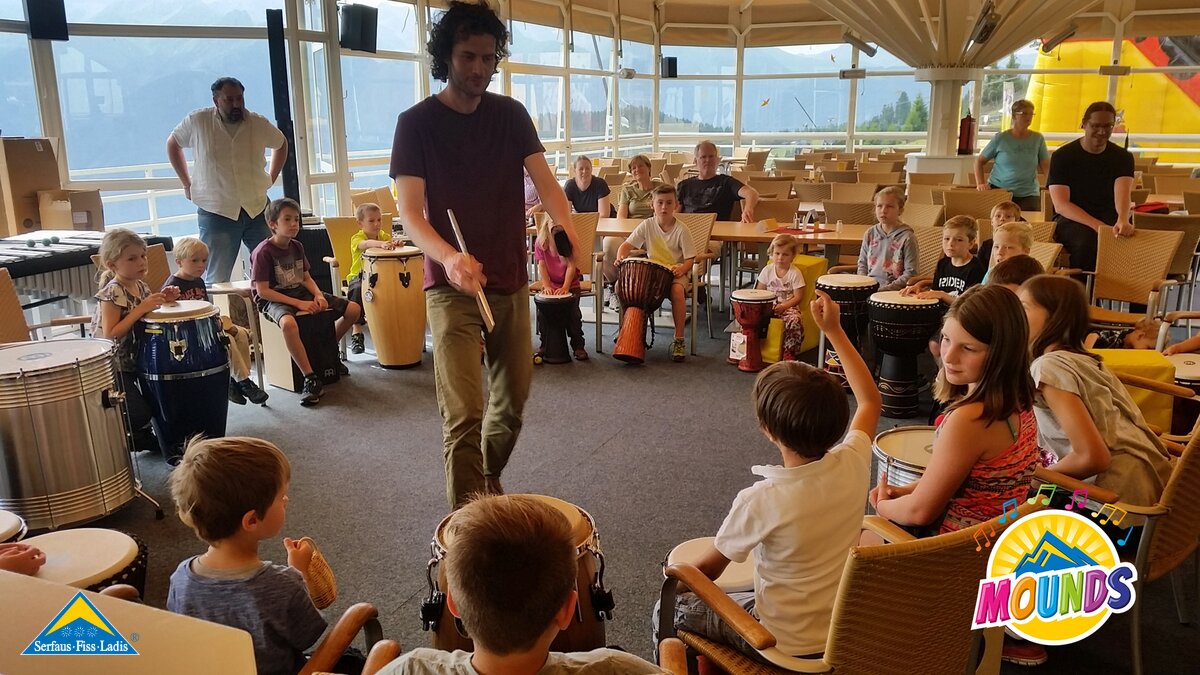 Tom der Trommler | © Serfaus Fiss Ladis Workshop mit Tom der Trommler während MOUNDS - Dem Musikfestival für die ganze Familie in Serfaus Fiss Ladis in Tirol | © Serfaus Fiss Ladis