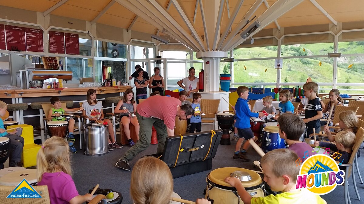 Tom der Trommler | © Serfaus Fiss Ladis Spieleworkshop mit Tom der Trommler in Serfaus Fiss Ladis in Tirol bei MOUNDS | © Serfaus Fiss Ladis
