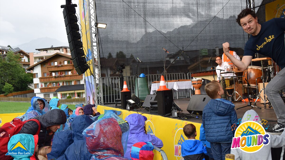 André Gatzke und Tom der Trommler | © Serfaus Fiss Ladis André Gatzke und Tom der Trommler auf der MOUNDS Festivalbühne in Serfaus Fiss Ladis in Tirol | © Serfaus Fiss Ladis