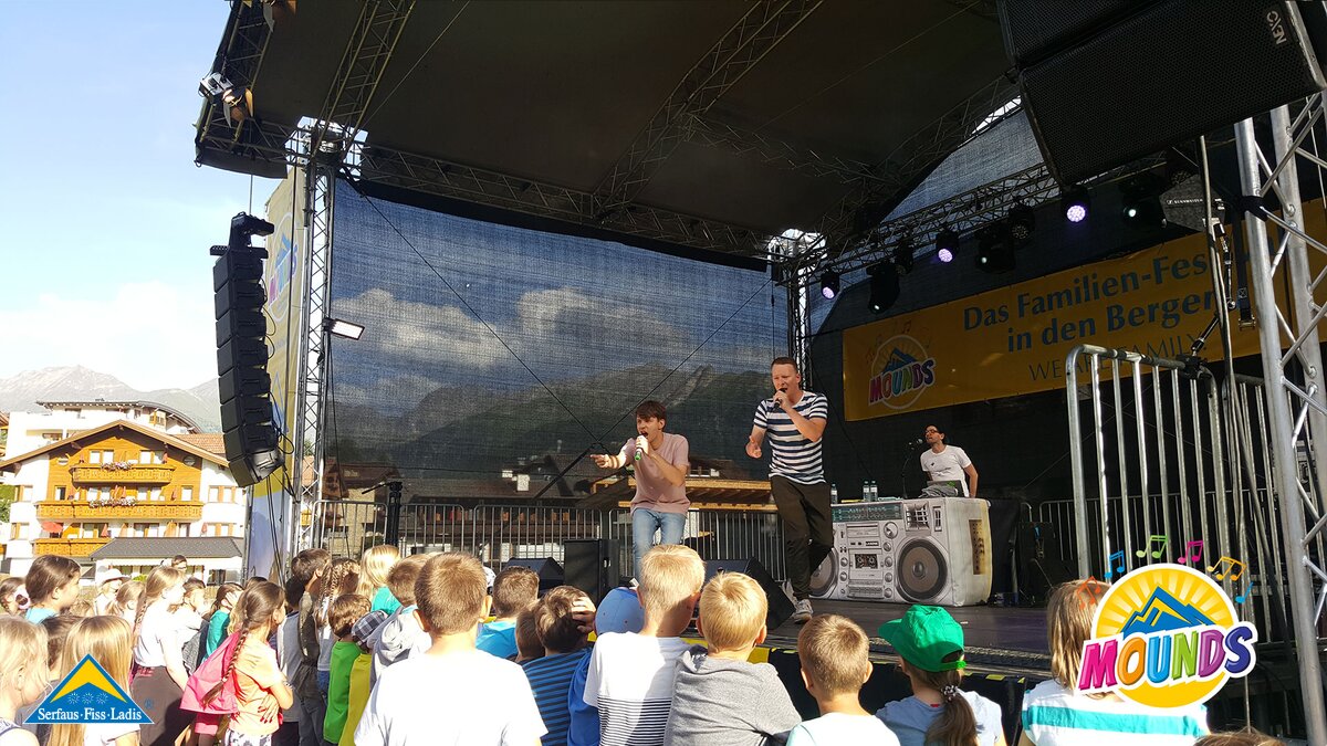 MOUNDS Konzert | © Serfaus Fiss Ladis MOUNDS Konzert auf der Festivalbühne im Dorfzentrum von Serfaus in Tirol | © Serfaus Fiss Ladis