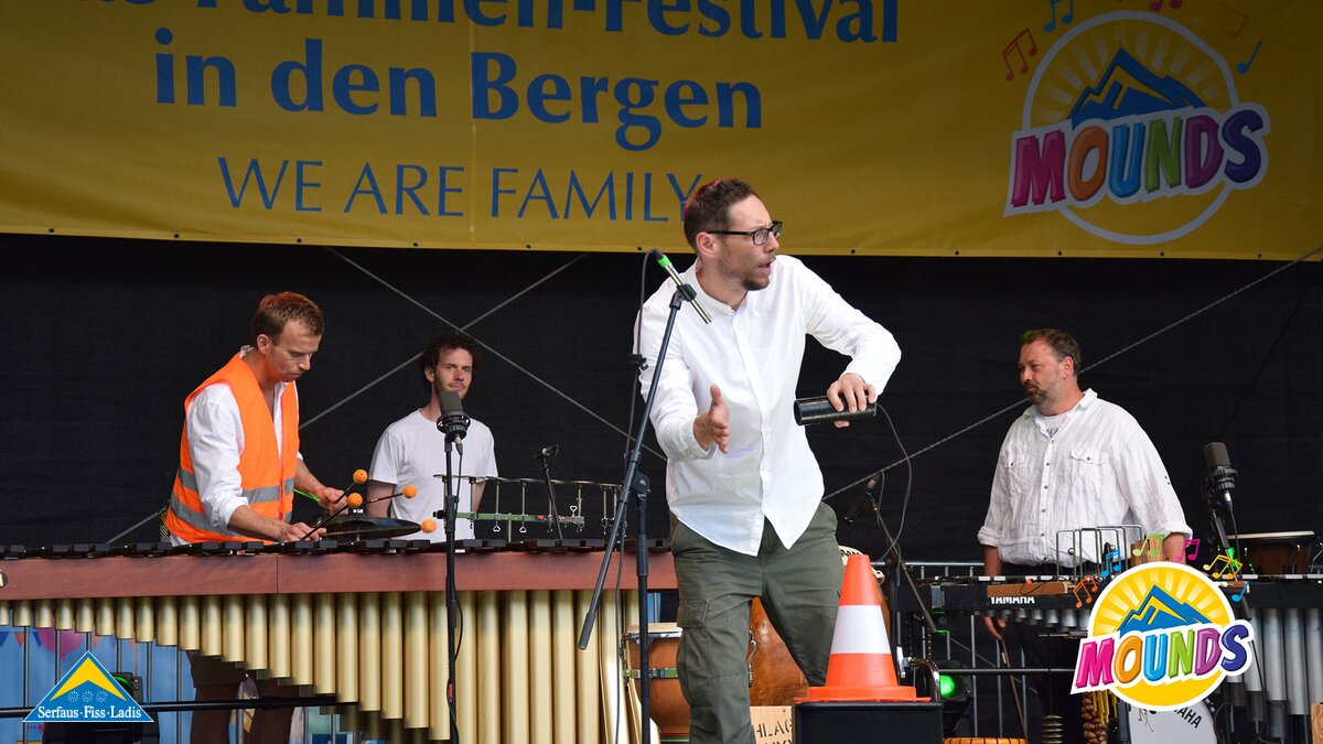 Tom der Trommler auf der Bühne | © Serfaus Fiss Ladis Tom der Trommler live auf der MOUNDS Festivalbühne beim Musikfestival für die ganze Familie in Serfaus Fiss Ladis in Tirol | © Serfaus Fiss Ladis