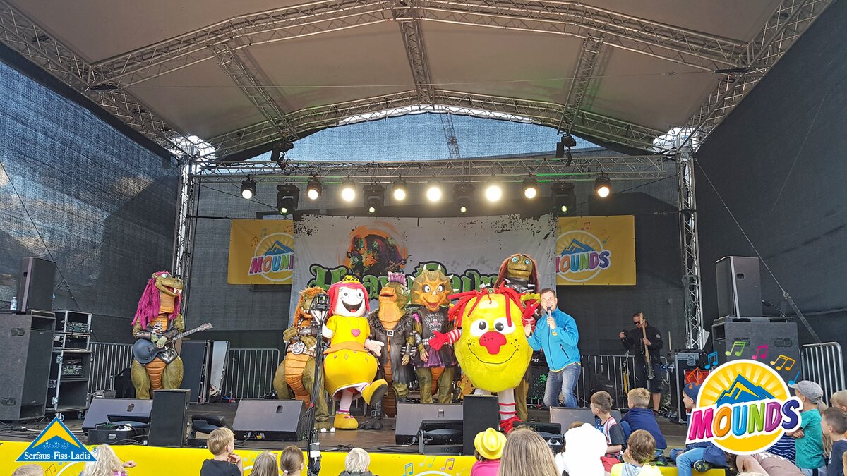 Heavysaurus, Das Zappeltier und Prinzessin Mikidoo | © Serfaus Fiss Ladis Heavysaurus, Das Zappeltier und Prinzessin Mikidoo auf der MOUNDS Festivalbühne in Serfaus Fiss Ladis in Tirol | © Serfaus Fiss Ladis