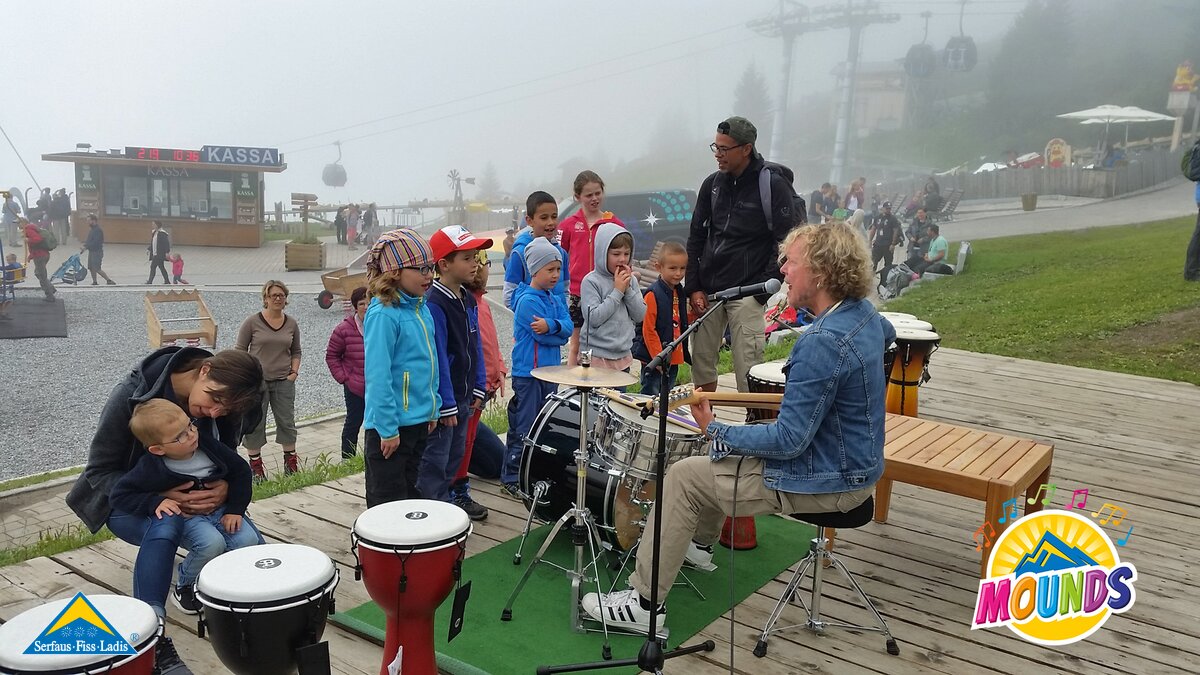 Trommeln und Singen mit Mirko | © Serfaus Fiss Ladis MOUNDS Trommel Workshop und Sing Workshop mit Mirko Frank von Mirkos Liederbande in Serfaus Fiss Ladis in Tirol | © Serfaus Fiss Ladis