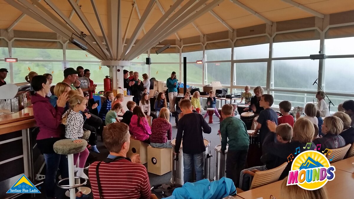 Trommelworkshop mit Mirko | © Serfaus Fiss Ladis Trommelworkshop mit Mirko Frank von Mirkos Liederbande bei MOUNDS - Dem Musikfestival für die ganze Familie in Serfaus Fiss Ladis in Tirol | © Serfaus Fiss Ladis