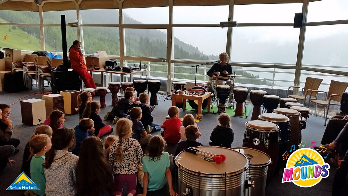 Mirko von Mirkos Liederbande | © Serfaus Fiss Ladis Mirko Frank von Mirkos Liederbande beim Workshop von MOUNDS - Dem Musikfestival für die ganze Familie in Serfaus Fiss Ladis in Tirol | © Serfaus Fiss Ladis