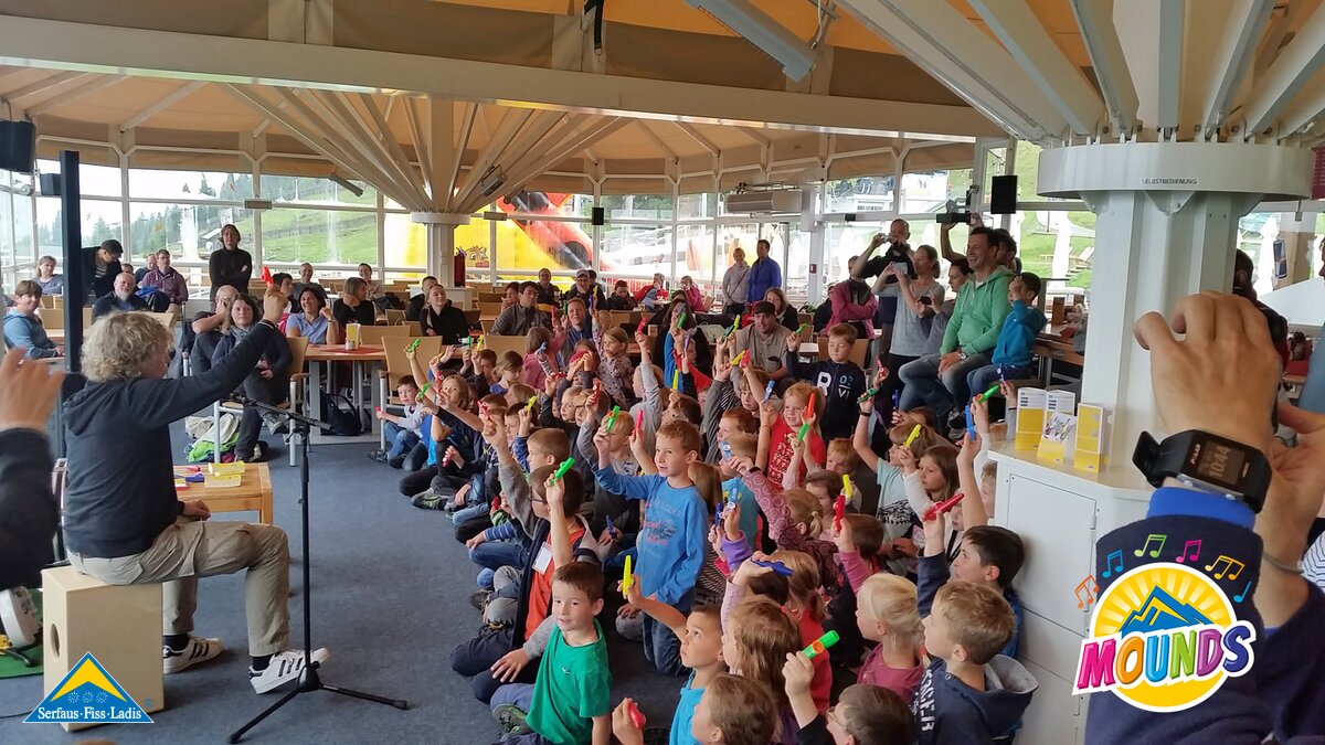 Voller Einsatz von Mirko und den Kids | © Serfaus Fiss Ladis Voller Einsatz von Mirko und den Kids beim Kazoo Workshop bei MOUNDS - Dem Musikfestival für die ganze Familie in Serfaus Fiss Ladis in Tirol | © Serfaus Fiss Ladis