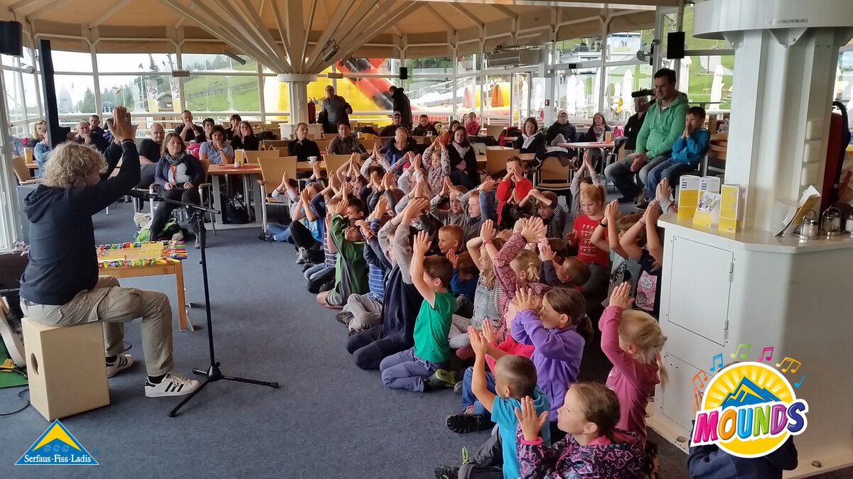 Alle klatschen mit | © Serfaus Fiss Ladis Alle klatschen mit beim Kazoo Workshop von Mirko Frank von Mirkos Liederbande bei MOUNDS - Dem Musikfestival für die ganze Familie in Serfaus Fiss Ladis in Tirol | © Serfaus Fiss Ladis