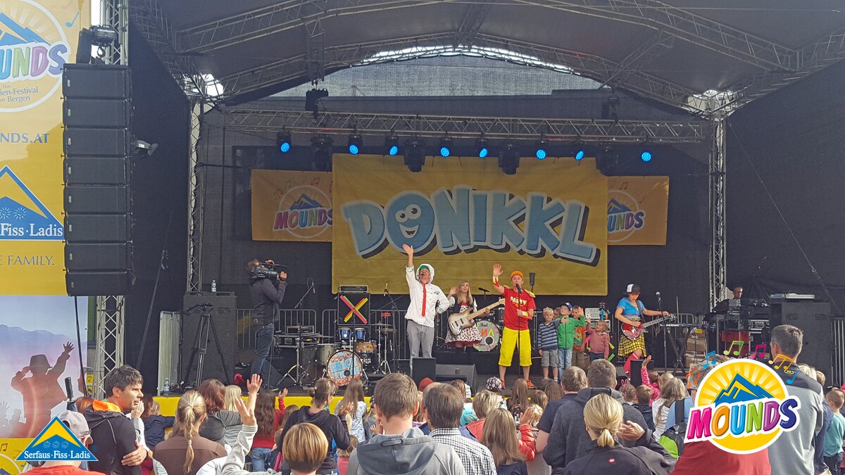 DONIKKL und Koch Erich | © Serfaus Fiss Ladis DONIKKL und Koch Erich auf der Bühne bei MOUNDS - Dem Musikfestival in Serfaus Fiss Ladis in Tirol | © Serfaus Fiss Ladis