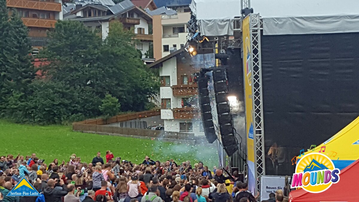 Confettiregen | © Serfaus Fiss Ladis Confettiregen von der MOUNDS Festivalbühne beim Abschlusskonzert von LINA in Serfaus Fiss Ladis in Tirol | © Serfaus Fiss Ladis