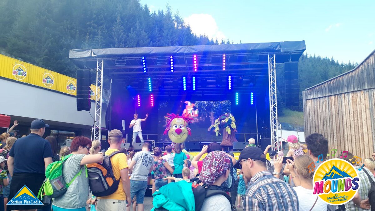 Frank und seine Freunde bei Mounds | © Serfaus-Fiss-Ladis Frank und seine Freunde auf der Mounds Festivalbühne in den Tiroler Bergen in Serfaus-Fiss-Ladis | © Serfaus-Fiss-Ladis