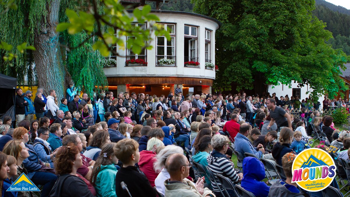 Tolle Stimmung beim Sundowner mit The Makemakes | © Fabian Schirgi The Makemakes in Serfaus-Fiss-Ladis beim Sundowner Konzert am Lader Weiher in Tirol | © Fabian Schirgi