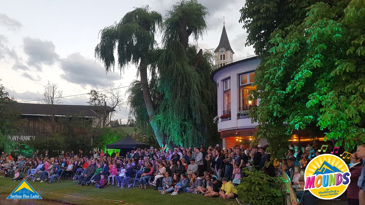 Sundowner Konzert in Ladis | © Serfaus-Fiss-Ladis Viele Besucher beim MOUNDS Sundowner Konzert von The Makemakes in Serfaus-Fiss-Ladis in Tirol | © Serfaus-Fiss-Ladis