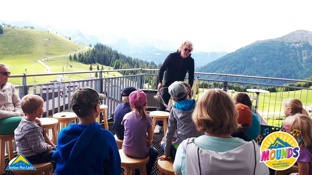 Mirko beim Workshop | © Serfaus-Fiss-Ladis Mirko Frank bei seinem Kazoo Workshop bei MOUNDS in Serfaus-Fiss-Ladis in den Tiroler Bergen | © Serfaus-Fiss-Ladis