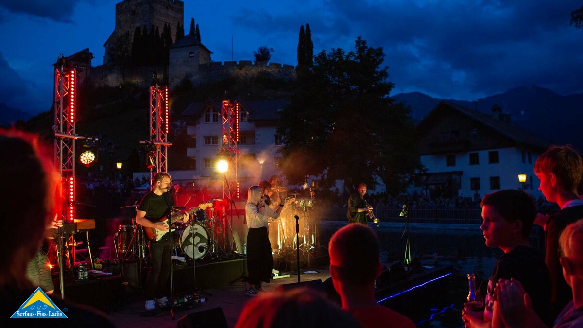 MOUNDS Sundowner mit Stefanie Heinzmann | © Bianca Kirschner MOUNDS Sundowner Konzert mit Stefanie Heinzmann am Lader Schlossweiher in Serfaus-Fiss-Ladis in Österreich Tirol | © Bianca Kirschner