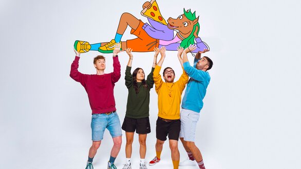 Freunde heben einen niedlichen Cartoon-Pferdecharakter mit Pizza hoch.