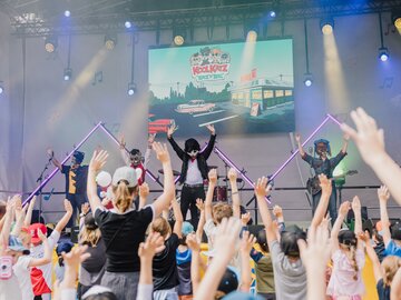 Kinder jubeln beim KoolKatz Live-Konzert auf der Bühne.