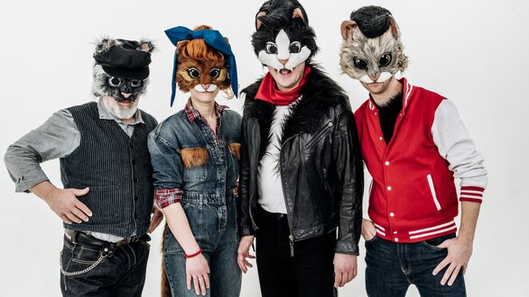 Fünf Personen in Tiermasken posieren mit verschiedenen Outfits.