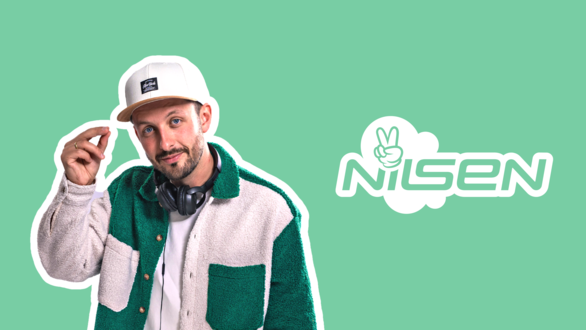 DJ Nilsen zeigt ein Peace-Zeichen und trägt Kopfhörer.